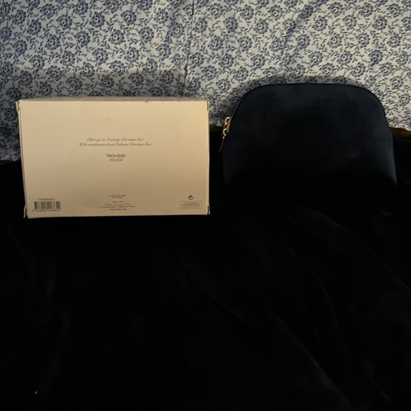 ⭐️C Dior travel pouch and mirror with gift box. - Picture 4 of 17